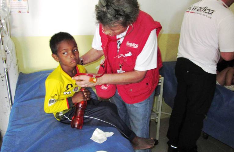 humedica-Ärztin Margrit Wille bei der Behandlung von einem betroffenen Kind im Küstenort San Vicente. Foto:humedica