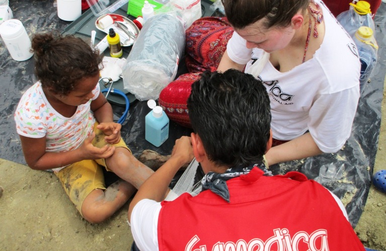 Hilfe unter einfachsten Bedingungen: Dashumedica-Team behandelt auf einer Plane am Boden. Foto:humedica