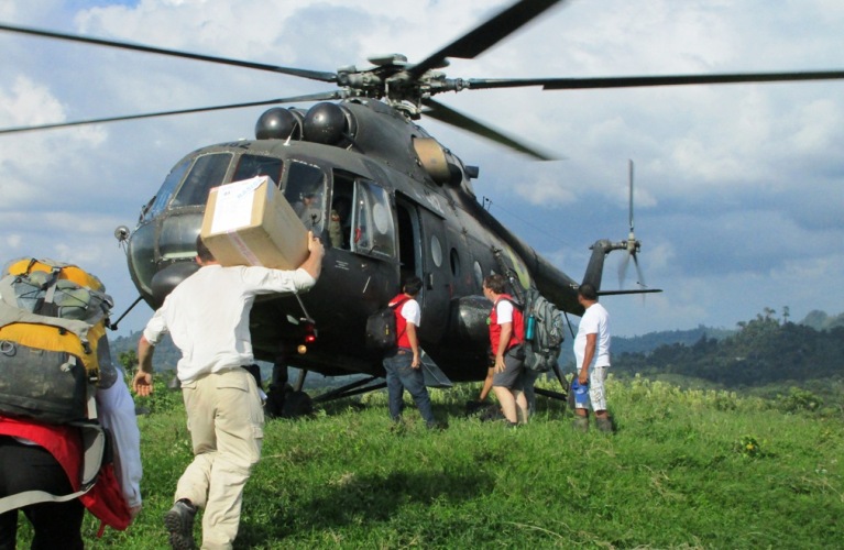 Durch die Unterstützung des Militärs konnte dashumedica-Team auch in abgelegenen Orten Ecuadors Verletzte behandeln. Foto:humedica