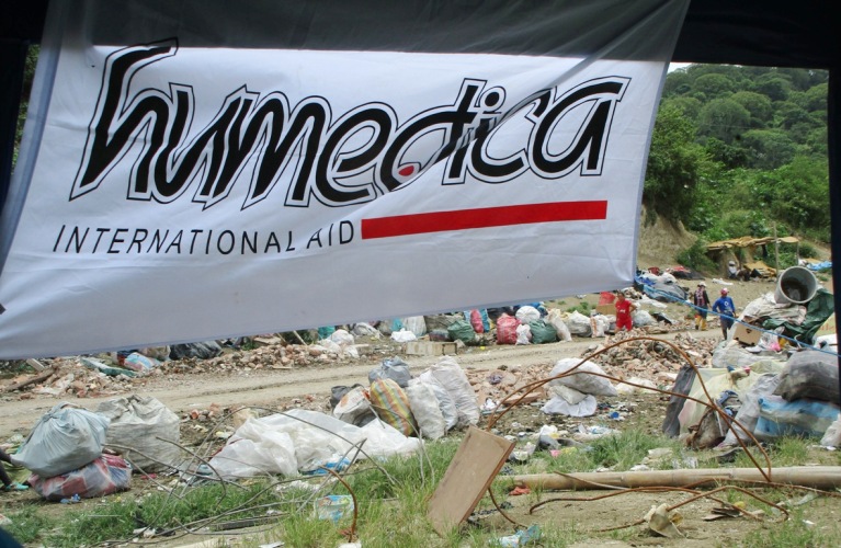 Der Blick aus der provisorischenhumedica-Klinik auf die Müllhalde von Portoviejo. Foto:humedica