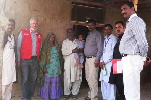Adeel Rhemat (4.v.r.) undhumedica-Mitarbeiter Toni Grosshauser (2.v.l.) bei der Übergabe eines neuen Hauses. Foto:humedica