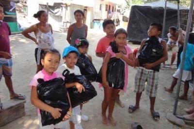 Schulmaterial und Lebensmittel an Erdbebenopfer verteilt