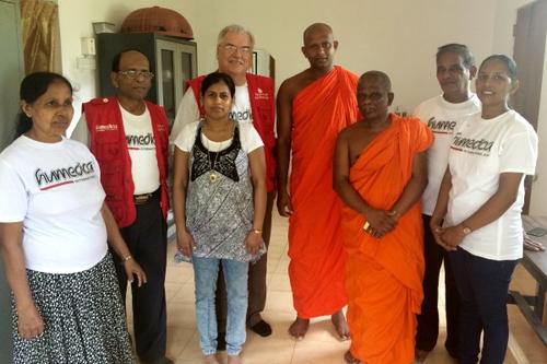 humedica-Geschäftsführer Wolfgang Groß (4.v.l.) unterstützte eine Hilfsgüterverteilung auf einem Tempelgelände. Foto:humedica