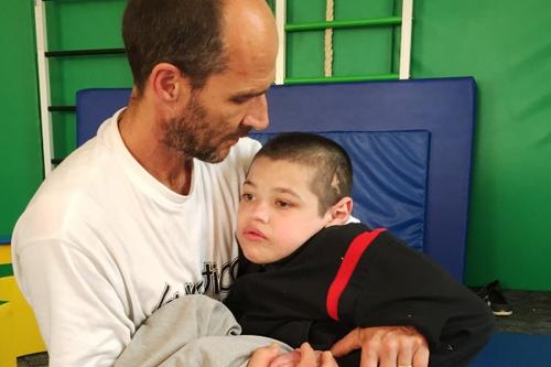 22 Jungen im Romaniv Boys Orphange können sich nicht selbst versorgen und sind deshalb auf eine besondere Zuneigung angewiesen. Foto:humedica