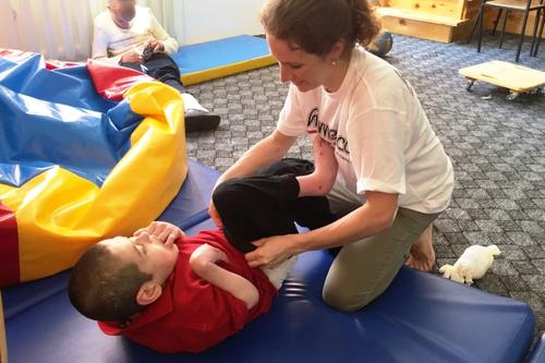 Behutsame Pflegemaßnahmen halfen den Jungen neues Vertrauen aufzubauen. Foto:humedica