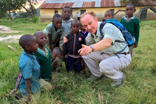 Im Mittelpunkt der Aufmerksamkeit: Der ehrenamtlichehumedica-Arzt Winnfried Rossmanith. Foto:humedica