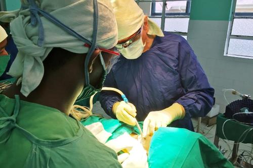 Hilfe abseits der westlichen Standards: Die medizinische Arbeit in Uganda erfordert Improvisationstalent. Foto:humedica