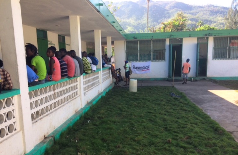 Wartende Patienten vor der Gesundheitsstation in Baraderes. Foto:humedica