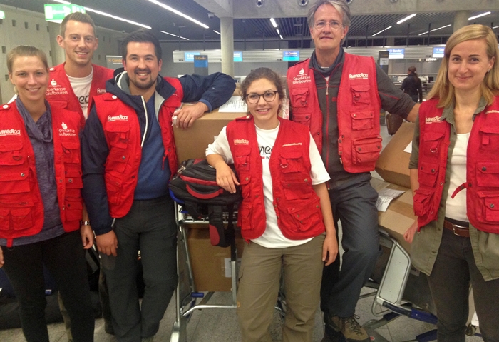 Oleg Lepschin (3.v.l.) gemeinsam mit den anderenhumedica-Helfern vor dem Abflug nach Haiti. Foto:humedica