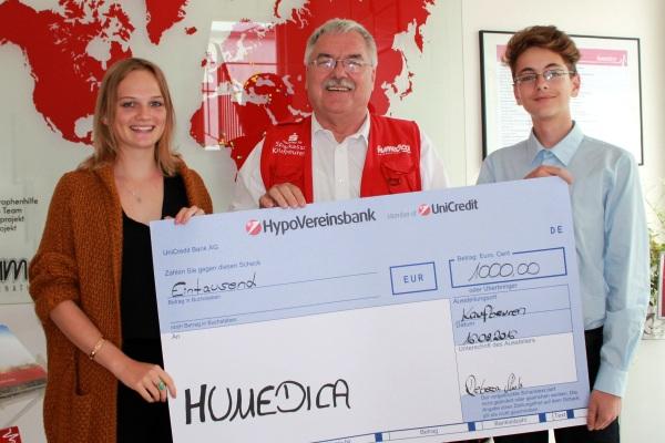 Beweisen Vorbildfunktion - die Auszubildenden derScaltel AGmithumedica-Geschäftsführer Wolfgang Groß. Foto:humedica