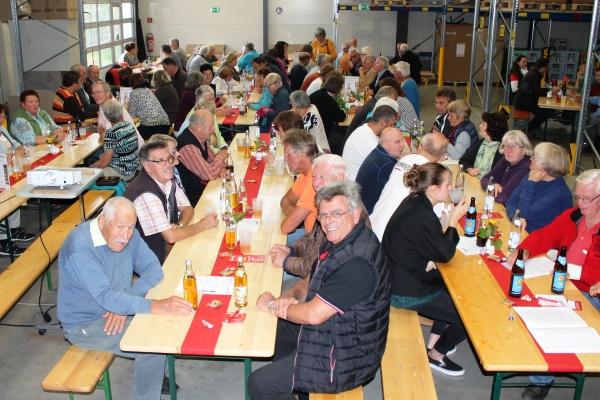Jede Menge bekannte und neue Gesichter fanden sich beim traditionellen Helferfest in derhumedica-Lagerhalle ein. Foto:humedica