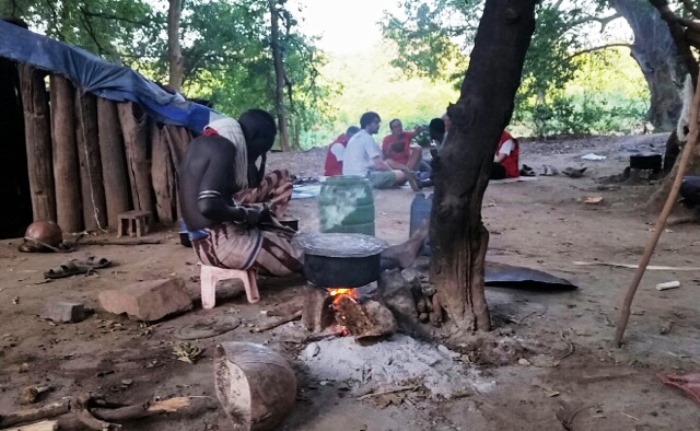 Ein buntes Leben trotz vieler Gefahren: Die Kaffee-Zeremonie ist ein Höhepunkt im Alltag der Kara. Foto:humedica
