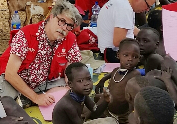 Hilfe unter einfachsten Bedingungen: Als Behandlungsort dienen ein schattiger Platz und einige Matten. Foto:humedica