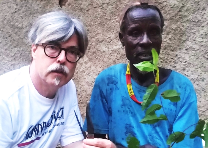 humedica-Einsatzkraft Michael Scholten mit dem Zahnheiler des Kara-Stamms. Foto:humedica