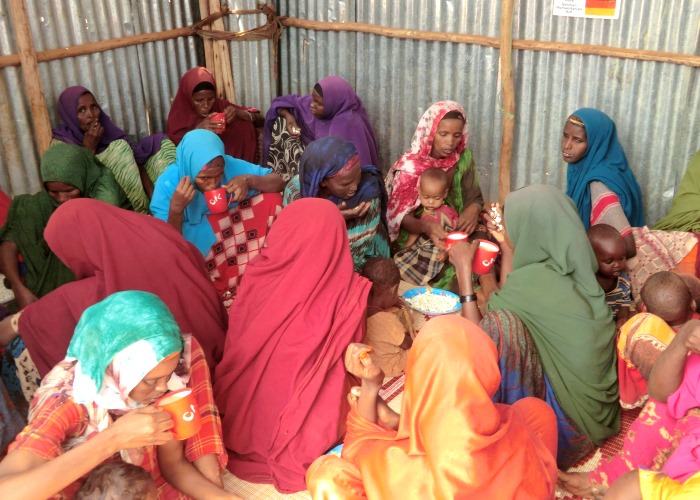 BeimhumedicaTea Talk erfahren die Flüchtlinge Wissenswertes rund um die Themen Gesundheit und Hygiene. Foto:humedica