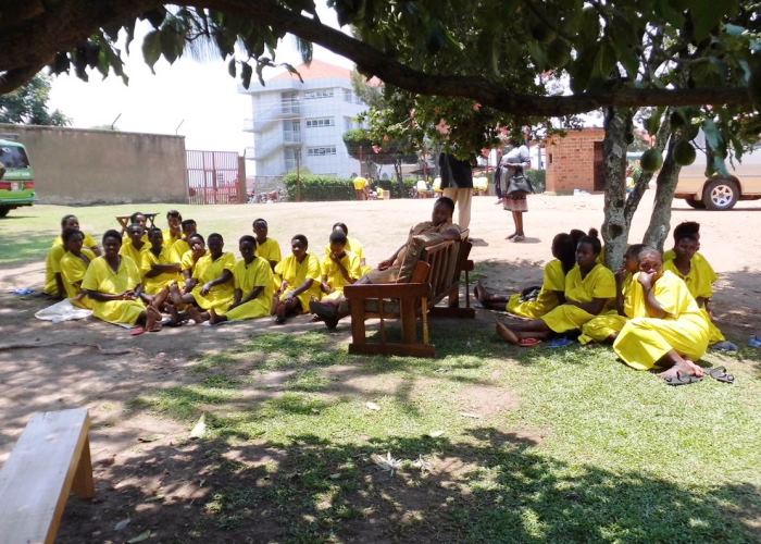 Gefängnisinsassen warten im Hof auf die Behandlung durch das ehrenamtlichehumedica-Team. Foto:humedica