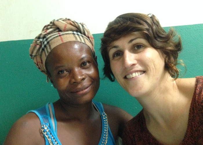 humedica-Koordinatorin Anaïs und die junge Mutter nach der Geburt. Foto:humedica