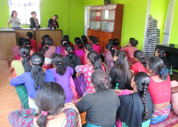 In regelmäßigen Trainings lernen die unterstützten Familien, wie sie sich und ihre Angehörigen selbst versorgen und vor Ausbeutung schützen können. Foto:humedica