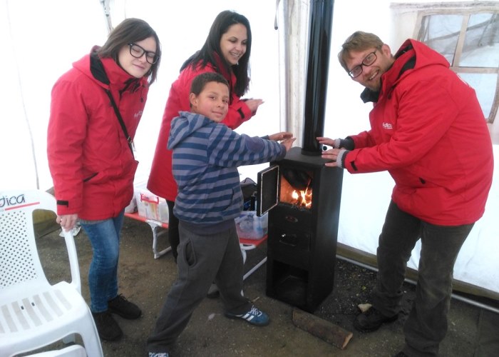 Kleine Schritte in die richtige Richtung: In Vagiohori wurden alle Zelte mit einem Ofen ausgestattet. Foto:humedica