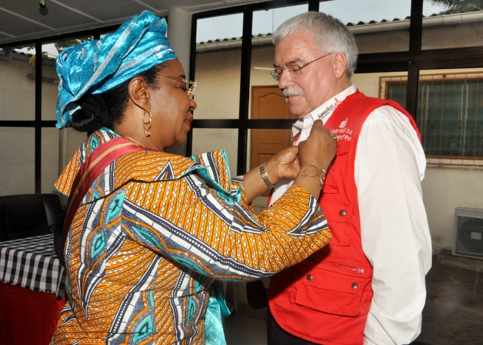 humedica-Geschäftsführer Wolfgang Groß beim Empfang des Verdienstordens für humanitäre Aktivitäten von Benin. Foto:humedica