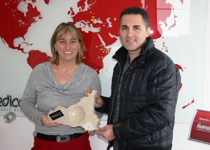 humedica-Mitarbeiterin Carmen Wolf und Franceso Iuzzolini, Leiter des VereinsMissione Tre V onlusin der Zentrale vonhumedica.