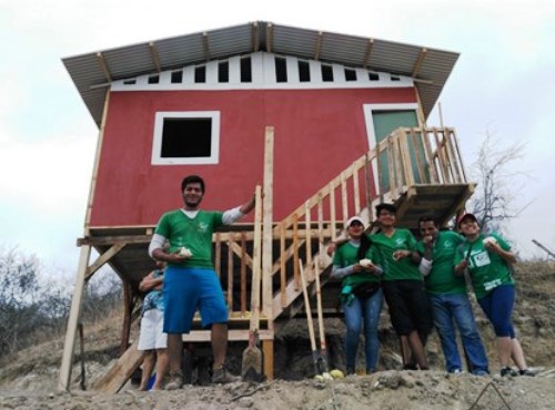 Gemeinsam für Menschen in Not: Freiwillige Helfer unterstützten den Bau der neuen Häuser. Foto:Hogar de Cristo