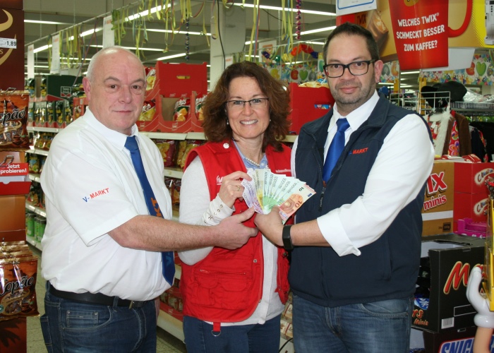 Wertbons in Höhe von rund 2.700 Euro spendeten die Kunden des V-Markts Neugablonz für die Hilfe von Menschen in Not.humedica-Mitarbeiterin Heinke Rauscher freute sich, die Spende persönlich entgegenzunehmen. Foto:humedica