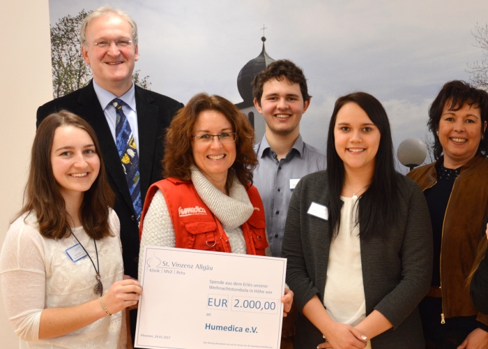 Tolle Hilfe aus dem Allgäu: 2.000 Euro spendeten die Auszubildenden der St. Vinzenz Klinik Pfronten an humedica. Foto: Privat