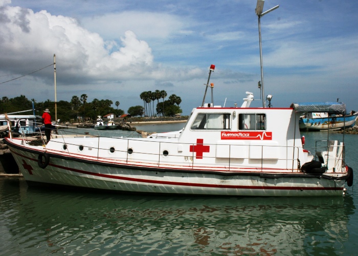 Das Ambulanzboot vonhumedicabefördert regelmäßig Patienten von der Insel Delft auf das Festland. Foto:humedica