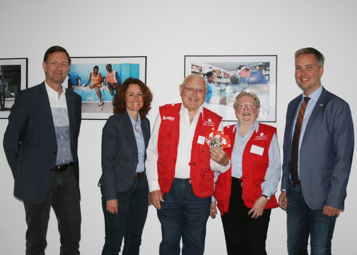 Rechtsanwalt Thomas Keller,humedica-Mitarbeiterin Heinke Rauscher, die Glücksfeen Dieter und Waltraud Dumler sowie V-Markt Pressesprecher Martin Glöckner kümmerten sich um den korrekten Ablauf der Losziehung von „Spenden und Gewinnen". Foto:humedica