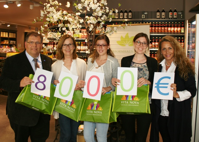 Reformhaus-Inhaberin Gabriele Merk (r.) übergab die gesammelten 8.000 Euro an vier Allgäuer Organisationen.humedica-Mitarbeiterin Lina Koch (2.v.r.) durfte sich über 2.000 freuen. Foto:humedica