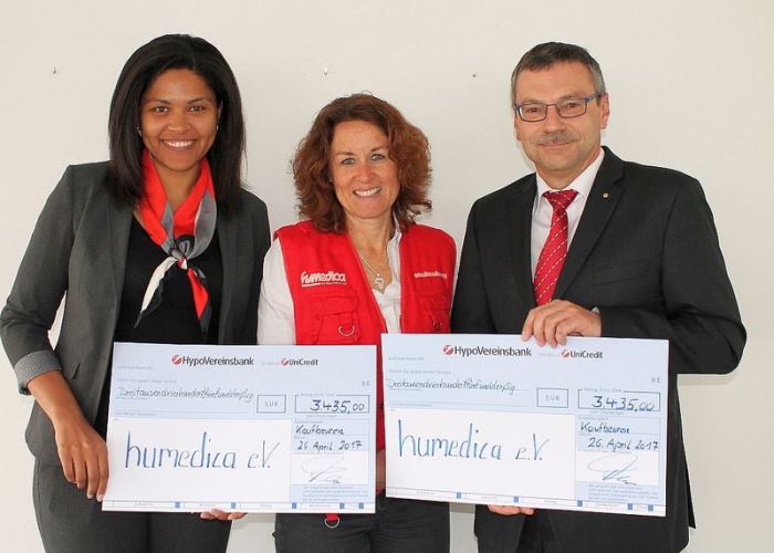 Sabrina Walter und Andreas Frey von der HypoVereinsbank Kaufbeuren übergaben den Spendenscheck persönlich anhumedica-Mitarbeiterin Heinke Rauscher. Foto:humedica