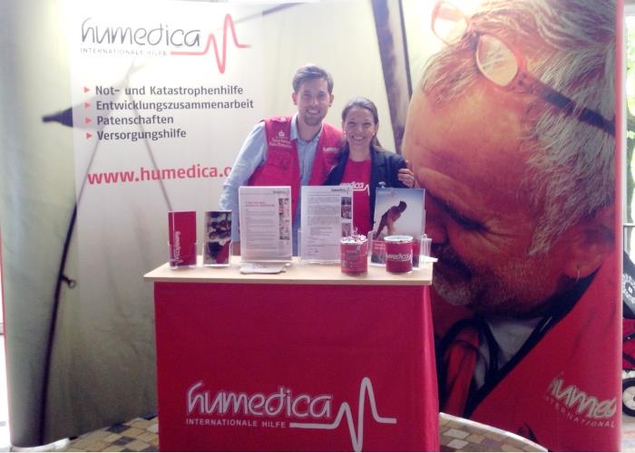 Marcel Garciella und Sandra von der Wippel standen den Symposium-Besuchern amhumedica-Infostand für Fragen zur Verfügung. Foto:humedica