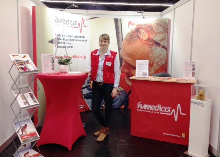 Auch die Betreuung vonhumedica-Infoständen gehört zu den Aufgabengebieten der ehrenamtlichen Helfer. Foto:humedica