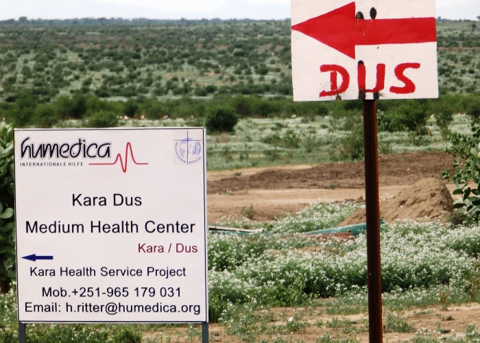 Mitten im Nichts: Das Schild zurhumedica-Klinik für den Stamm der Kara im südäthiopischen Dorf Dus. Foto:humedica