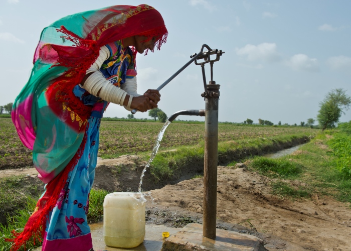 Einfache Maßnahme mit riesiger Wirkung: Die Wasserpumpe erspart Frauen wie Sugna den langen und mühsamen Weg zur nächsten Quelle. Foto: Thomas Grabka