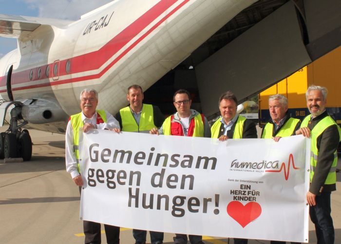 Eine starke Allianz gegen den Hunger in Ostafrika (v.l.n.r.): Wolfgang Groß (Geschäftsführer humedica), Alwin Lichtensteiger (Bürgermeister Memmingerberg), Bernhard Settele (humedica-Koordinator auf dem Flug), Stefan Bosse (Oberbürgermeister Kaufbeuren), Werner Walcher (Stellvertretender Vorsitzender der Flughafenfreunde) sowie den Gastgeber vom Allgäu Airport, Geschäftsführer Ralf Schmid.