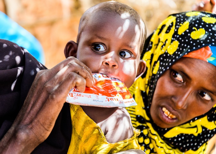Die Helfer vonhumedicaundWorld Concernverteilten die hochkalorische Nahrung an unterernährte Babys und Kinder. Foto: Wolfgang Zwanzger