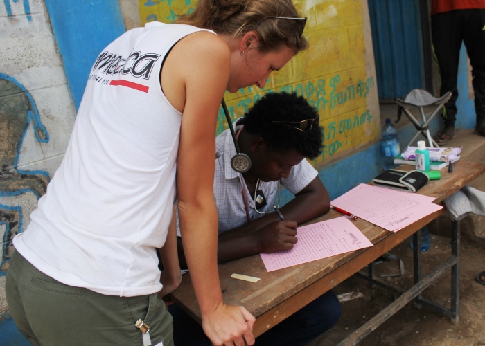 Gemeinsam mit dem lokalen Team behandelte das Einsatzteam vonhumedicaKranke und Verletzte Mitglieder des Kara-Stamms. Foto:humedica