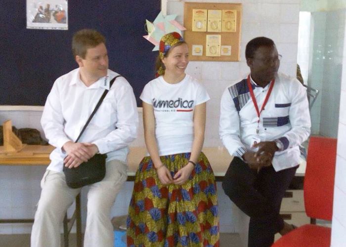 Diehumedica-Mitarbeiter Sebastian Zausch und Johanna Bischoff sind gemeinsam im Niger auf Projektreise - hier gemeinsam mit Dr. Israel Ribeiro da Sousa, dem humedica-Projektleiter vor Ort. Foto:humedica