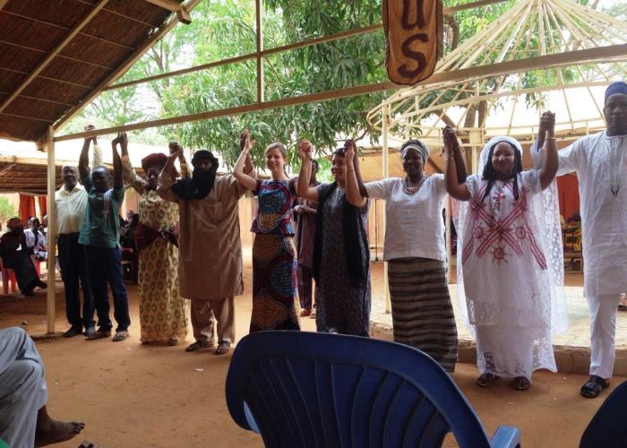 Menschen verschiedener Volksstämme feiern gemeinsam Gottesdienst. Foto:humedica