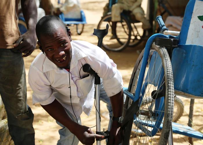 Das Loch im Rollstuhl selber flicken: stolz zeigen die Menschen hier, was sie können. Foto:humedica