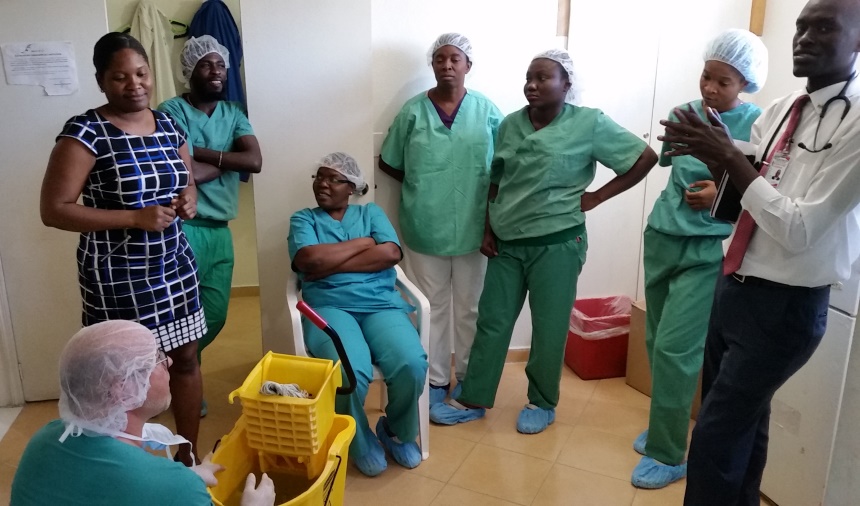 Praktische Schulung des Klinikpersonals im „Krankenhaus der Hoffnung“. Foto:humedica