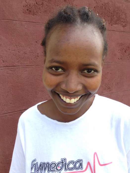 Kebebush kümmert sich als Hebamme bei den Kara in Äthiopien um die medizinische Versorgung der Kinder und Frauen. Foto:humedica