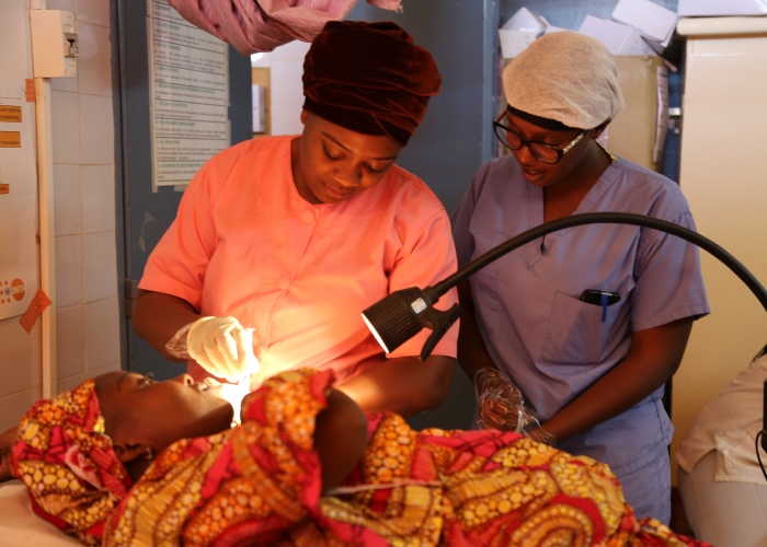 Gemeinsam mit ihrem Team kümmert sich Natacha (links) in der Mutter-Kind-Klinik in Kollo um die Patienten. Foto:humedica