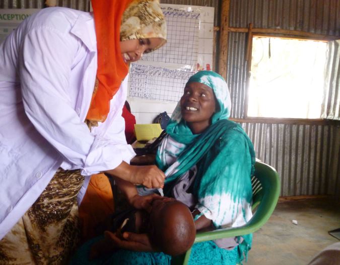 Hebamme Amran bei der Arbeit: Zusammen mit ihrer Kollegin Leila kümmert sie sich im Flüchtlingslager Melkadida um die Bedürfnisse von Müttern und ihren Babys. Foto:humedica