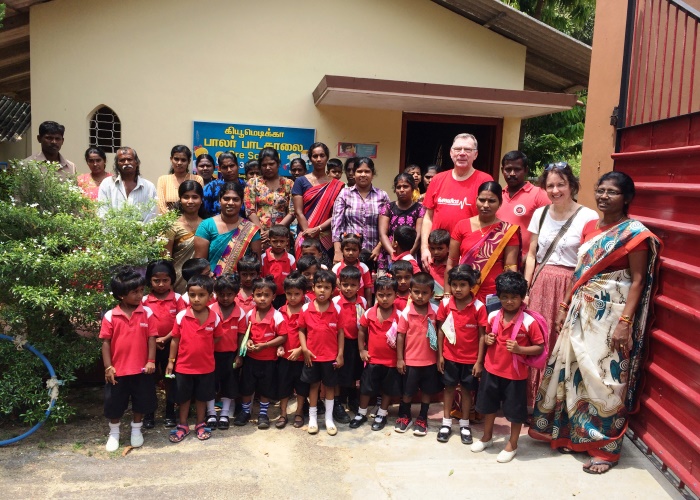 Unsere Kollegin Heinke Rauscher (2. von rechts) zu Besuch beihumedicaLanka. Foto:humedica