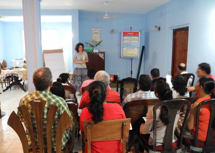 Als Teil ihres Projektbesuchs hält unsere Kollegin Heinke Rauscher einen Workshop für die Mitarbeiter vonhumedicaLanka. Foto:humedica