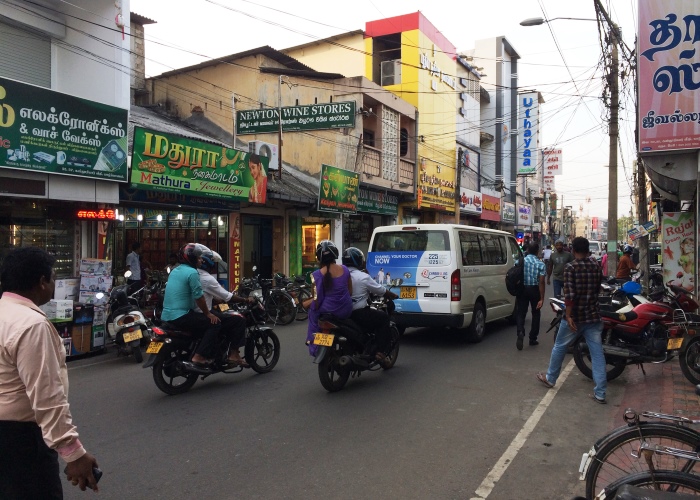 Viele kleine Geschäfte und volle Straßen auf dem Weg in den Norden Sri Lankas. Foto:humedica