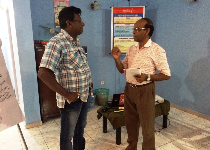 Workshop-Teilnehmer vonhumedicaLanka wenden in Praxisübungen das Erlernte an. Foto:humedica